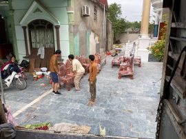 Nhờ sự hỗ trợ nhiệt tình của mọi người nên bộ bàn ghế lần lượt được di chuyển vào nhà