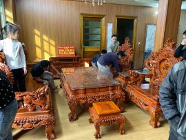 Bộ sản phẩm sử dụng gỗ hương đỏ Lào nguyên khối, từng bộ phận được xử lý kỹ lưỡng trước khi ghép lại với nhau