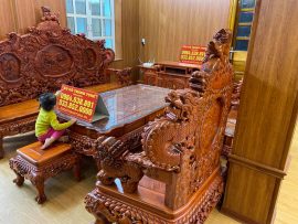 Mặt sau của ghế cũng được nghệ nhân khéo léo đục khắc đẹp ở mọi góc nhìn