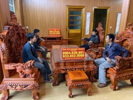 Không gian phòng khách trở nên trang hoàng và sang trọng hơn khi đặt bộ Rồng đỉnh vào