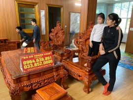 Yếm ghế, yếm bàn đục 2 tầng cổ sen mỹ lệ. Đỉnh ghế chạm Nghê chầu, vai ghế đục Rồng khuỳnh cong hút mắt