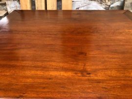 Mặt sập được chà nhám, đánh giáp kỹ, mịn màng dưới lớp PU bóng mịn giữ được vân gỗ tự nhiên