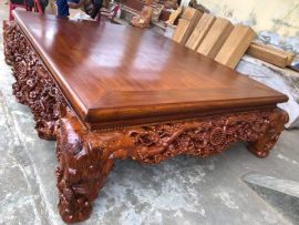 Các góc nghiêng càng tôn lên sự vuông vắn và vẻ đẹp kiêu xa của bộ sập này