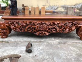 Quây chính diện là hình ảnh cặp chữ Thọ lồng giữa vườn mai và chim chóc đang vui đùa - một mùa xuân sinh động được thu bé lại qua từng nét chạm