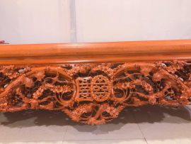 Cận cảnh họa tiết Thọ cài mai vô cùng sinh động tại điểm chính giữa dạ tiền.