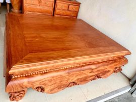 Mặt sập được đánh giáp kỹ và phủ lớp PU bóng mịn + đường vân gỗ tự nhiên độc đáo