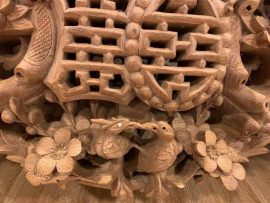 Cặp chữ Thọ được khéo léo lồng vào giữa vườn mai, trở thành tâm điểm của bộ sập