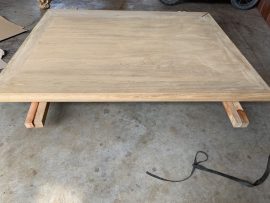 Mặt sập được ghép từ 2 tấm gỗ lớn, đóng khung dày dặn, chà nhám kỹ - mịn