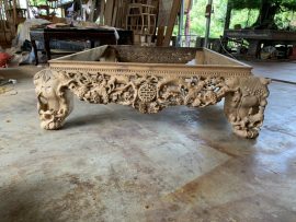 Quây và chân sập được ghép trước, sau đó mặt sập sẽ được đặt lên trên