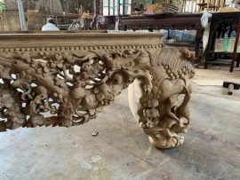 Đường mộng gỗ mịn, quây sập liền cổ với hàng ngọc trai chạm đều