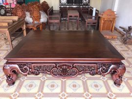 Mặt sập được ghép từ 2 tấm gỗ gụ nguyên khối, đóng khung tranh dày dặn, hở 2 góc để thích nghi tốt với khí hậu Việt