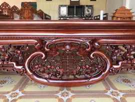 Tâm điểm của chiếc sập được nghệ nhân đục khắc tinh xảo vầ có hồn