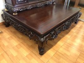 Mặt sập được đánh giáp mịn, phủ lớp PU sáng bóng, ghép từ 2 tấm gỗ nguyên khối cực phẩm