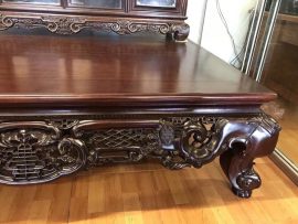 Toàn bộ các chi tiết đẽo gọt trên quây sập được nghệ nhân Châu Phong đục tay kênh bong, tỉ mỉ đến từng chi tiết nhỏ