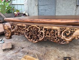 Chi tiêt dơi ngậm thọ điểm xuyết những cành hoa mai - biểu tượng của mùa xuân, của sự trường thọ, hạnh phúc