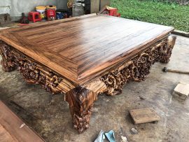 Sập gỗ ngũ phúc được dựng từ 100% gỗ cẩm. Mặt ván đóng khung tranh hở 2 góc để thớ gỗ dễ dàng co giãn khi thời tiết thay đổi