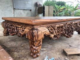 Chân sập dáng Lân quỳ tô điểm thêm họa tiết càng làm tăng sự oai vệ của bộ sập