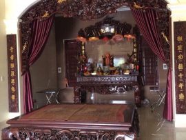 Bộ sập được kê trong gian phòng thờ một cách đồng bộ, tăng thêm tính trang nghiệm và sang trọng cho căn phòng