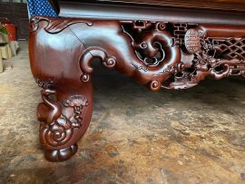 Chân sập quỳ tứ linh điểm thêm họa tiết con hươu kênh bong làm tăng thêm vẻ đẹp cho siêu phẩm