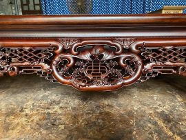 Cận cảnh chi tiết Dơi ngậm Thọ và các nét triện được nghệ nhân đục tay hoàn toàn, thả hồn vào từng đường nét