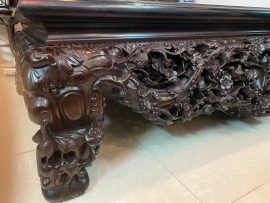 Chân sập cũng được trau chuốt và điểm tô hình tượng hươu trúc sinh động