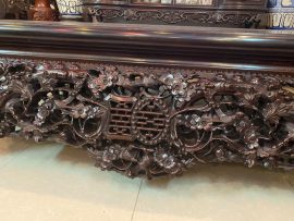 Họa tiết ở mặt chính diện của quây sập: Cặp chữ Thọ lồng giữa vườn hoa mai tuyệt sắc