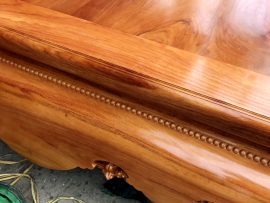 Cận cảnh họa tiết quây sập được trạm trổ hàng ngọc trai tinh tế tỉ mỉ