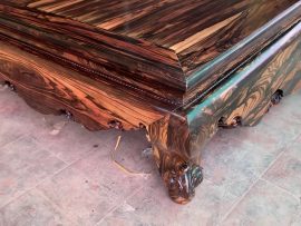 Chân quỳ sập trơn được ghép mộng chắc chắn. Dáng dập vuông vắn không chi tiết thừa