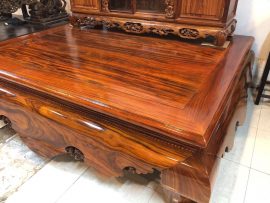 Mặt sập được ghép bởi 2 tấm gỗ cẩm vàng đánh giáp mịn, đóng khung tranh dày dặn vuông vắn