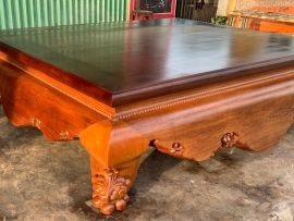 Chân sập dáng Lân Quỳ được đục họa tiết trang trí khéo léo tuyệt sang