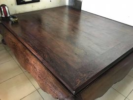 Khung tranh được đóng hở 2 góc để gỗ có thể nở - co khi thời tiết thay đổi mà không làm mất dáng sập