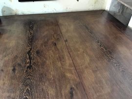 Mặt ván ghép từ 2 tấm gỗ phẳng, mịn, đánh giáp kỹ càng và được phủ lớp PU cao cấp giữ nguyên vân gỗ tự nhiên.