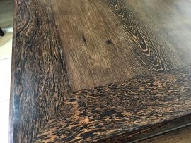 Chi tiết từng đường nét hoa vân tự nhiên, hút mắt của gỗ mun đuôi công được sử dụng làm mặt sập