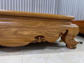 Dạ tiền rèm vén với điểm nhấn là vấn gỗ xoắn tự nhiên cùng hoa văn đục tay nhỏ xinh phía dưới