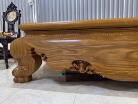 Quây sập liền cổ, cổ sập chạm hàng ngọc trai đều răm rắp. Chân Lân dáng quỳ 100% gỗ cẩm vàng nguyên khối