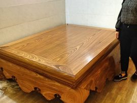 Chiếc sập được kê vừa đẹp trong góc nhà chị Phương ở số 1 ngõ 136 Nguyễn An Ninh quận Hoàng Mai - Hà Nội. Cạnh trường mầm non Tương Mai.