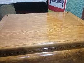 Mặt sập trơn 2 lá, phủ lớp sơn PU bóng mượt, giữ được màu tự nhiên của gỗ và đường vân xoắn độc đáo