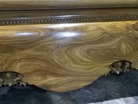 Cận cảnh quây sập với hoa vân tự nhiên độc đáo, bóng mịn như đá