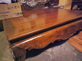 Dáng chân lân được trạm họa tiết đơn giản nhưng không kém phần vững chãi