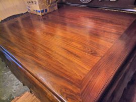 Mặt sập trơn với vân gỗ tự nhiên được phủ sơn PU bóng loáng