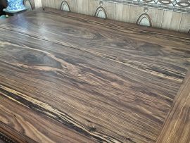 Mặt sập được ghép bởi 2 tấm gỗ hương liền tấm không chắp ghép. Xung quanh được đóng khung tranh dày dặn.