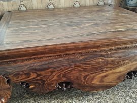 Kích thước sập tầm trung 1m6x2m, quây chạm 3 mặt với nước sơn PU đẹp giữ được vân gỗ tự nhiên độc nhất.