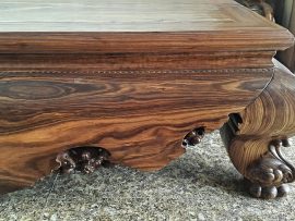 Chân sập dáng Lân quỳ cong cong uốn lượn thể hiện sự vững chãi và cái tài của nghệ nhân