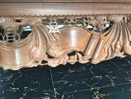 Từng chi tiết trên quây đều được đục chạm 1 cách khéo léo, tỉ mỉ