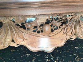 Quây sập chạm 3 mặt đục tay hoàn toàn. Họa tiết uốn cong như những tấm vải đươc vén lên mềm mại.