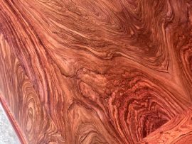 Vân gỗ xoắn lượn cực đặc sắc của chất gỗ hương đá