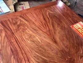 Mặt sập được đánh giáp kỹ, 2 tấm gỗ nguyên khối lựa vân được ghép với nhau khít khịt