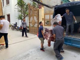 Bộ bàn ghế làm từ 100% gỗ hương đỏ nguyên khối nên khá nặng, riêng đoản dài phải 7-8 người khiêng phụ giúp.