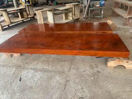 Sau khi xử lý xong mặt phản, nghệ nhân sẽ đặt chúng lên phần chân và quây đã được hoàn thiện, tạo thành bộ chiếu ngựa đa năng