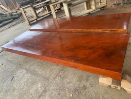 Bộ phản gỗ lim được người thợ phủ lớp sơn PU bóng mịn dưỡng gỗ cả mặt trên và dưới.